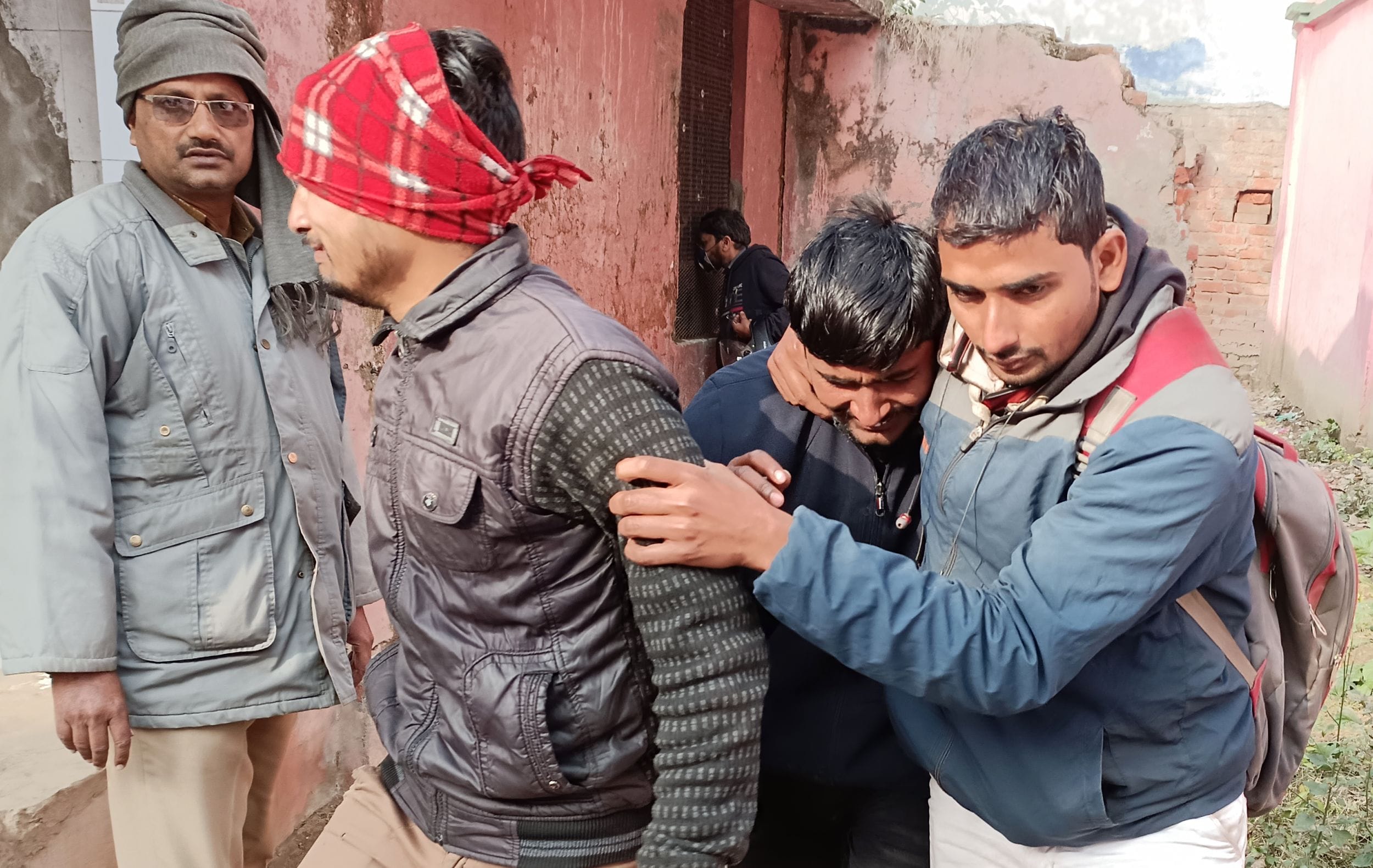 मर्च्यूरी हाउस में रोते बिलखते मृतक हीरालाल के परिजन। संवाद मर्च्यूरी हाउस में रोते बिलखते मृतक हीरालाल के परिजन। संवाद