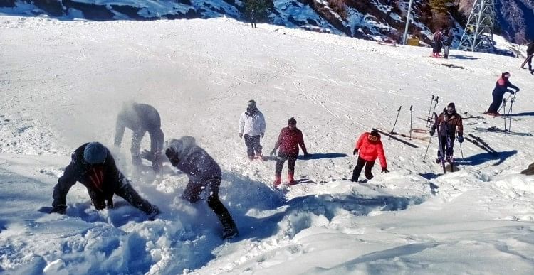Turis Merayakan Hari Salju Sedunia Bersama Penduduk Lokal Di Auli