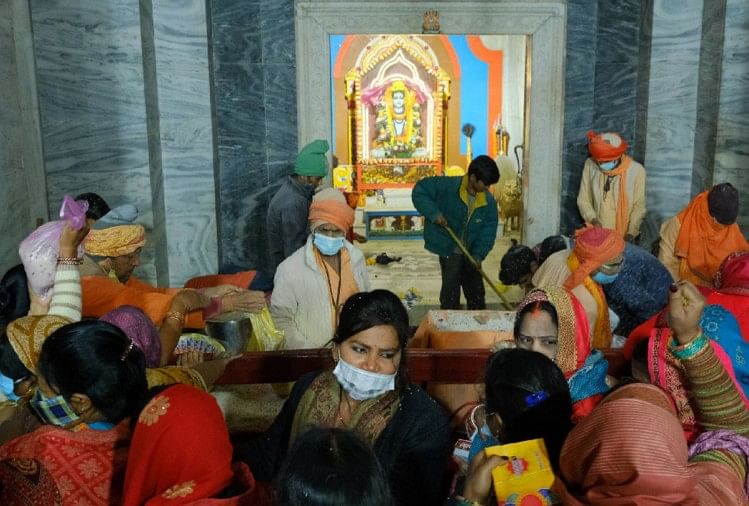 Budhwa Mangal Dimulai Dengan Menawarkan Khichdi Kepada Baba Gorakhnath Gorakhpur