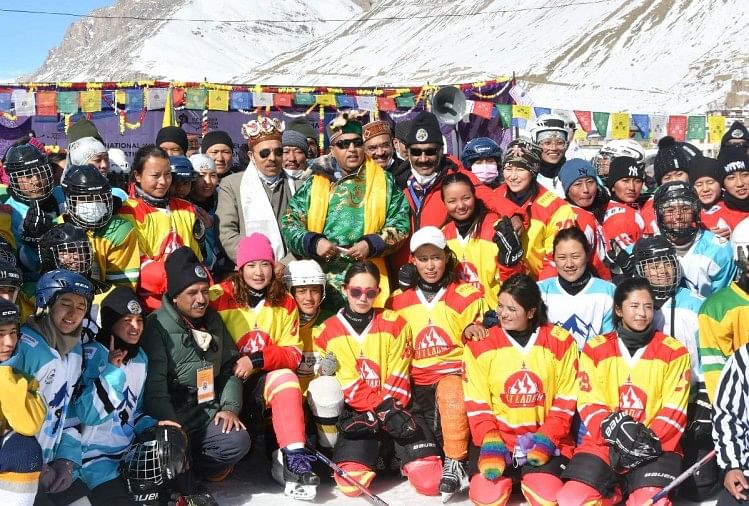 CM Jairam Thakur inaugure le 9e championnat national de hockey sur glace à Kaza