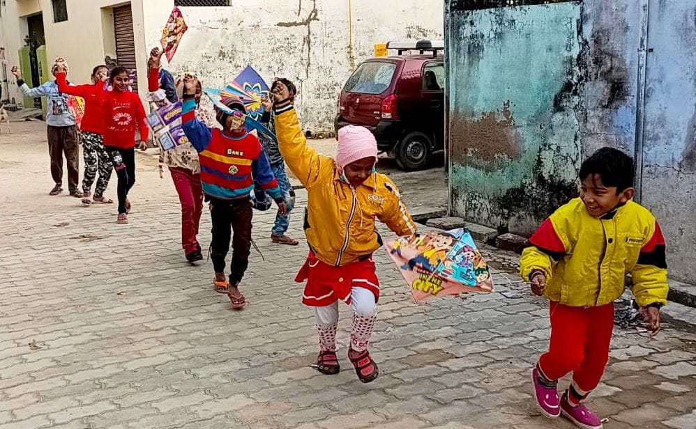 आदर्श नगर में पतंग उड़ाते बच्चे। संवाद आदर्श नगर में पतंग उड़ाते बच्चे। संवाद