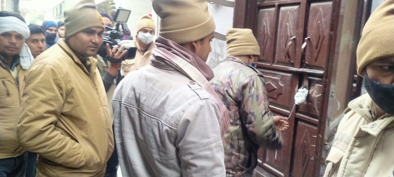 नगीना में अल फैजान मुस्लिम फंड के फरार मालिक फैजी के घर पर सील लगाती पुलिस। नगीना में अल फैजान मुस्लिम फंड के फरार मालिक फैजी के घर पर सील लगाती पुलिस।
