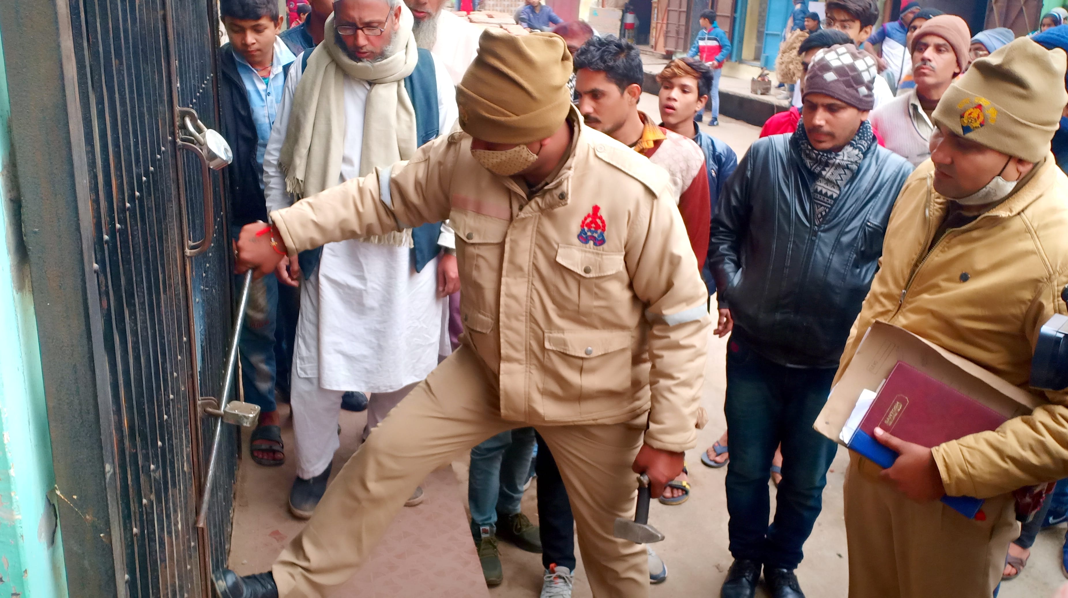 नगीना के अल फैजान मुस्लिम फंड की शाखा गेट पर लगे ताले तोड़ते पुलिसकर्मी। नगीना के अल फैजान मुस्लिम फंड की शाखा गेट पर लगे ताले तोड़ते पुलिसकर्मी।