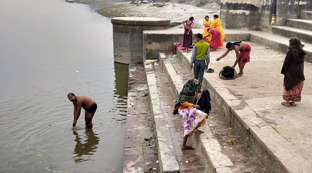 खागा के नौबस्ता धाट में स्नान करते श्रद्घालु। संवाद खागा के नौबस्ता धाट में स्नान करते श्रद्घालु। संवाद