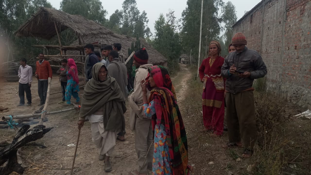हादसे के बाद मौके पहुंचे ग्रामीण हादसे के बाद मौके पहुंचे ग्रामीण