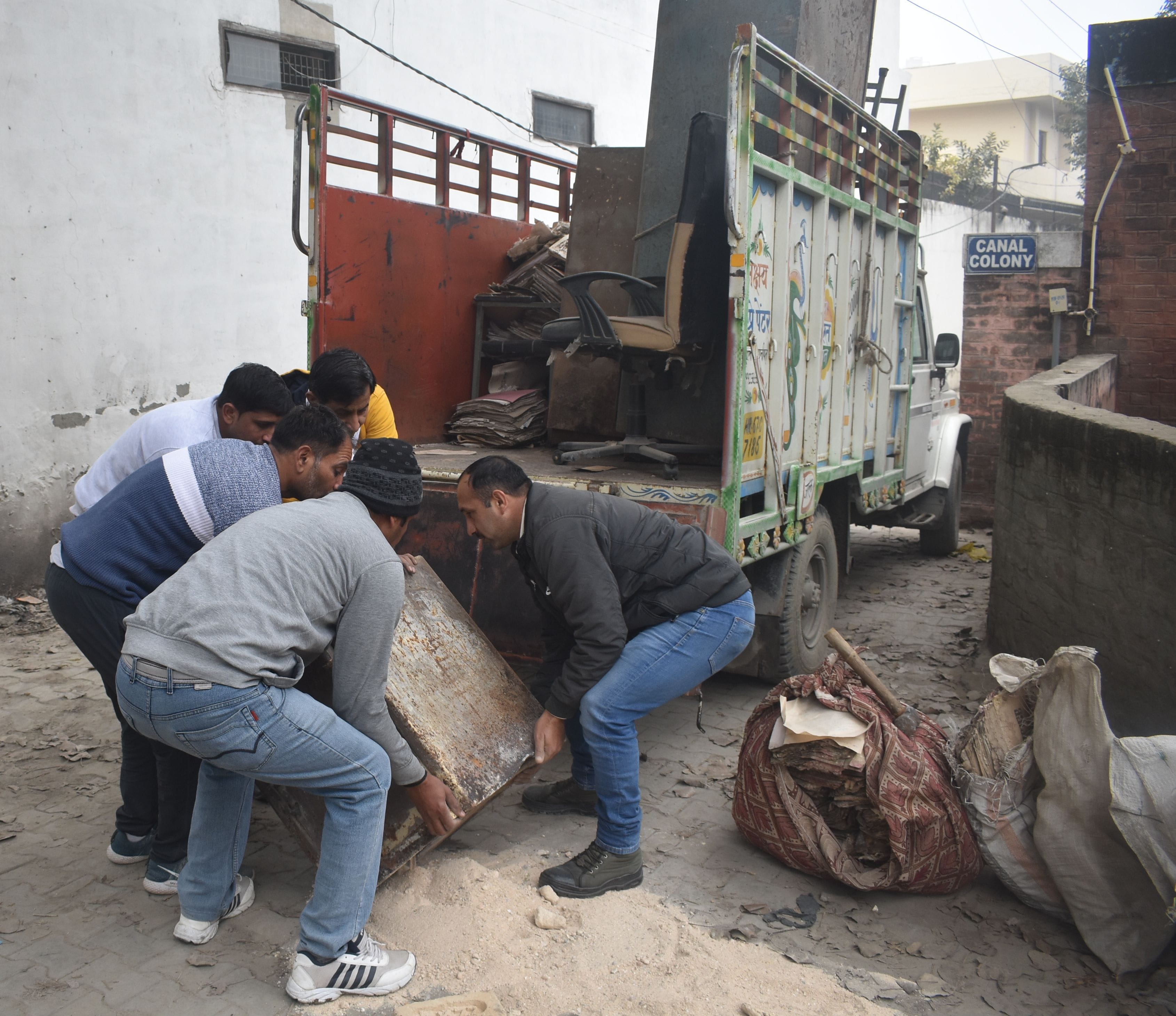 पानीपत। सीचाई विभाग के कार्यालय में पड़ी लगभग 100 से ज्सादा किलों की बरसों पुरानी कंडम तिजोरी को उ? पानीपत। सीचाई विभाग के कार्यालय में पड़ी लगभग 100 से ज्सादा किलों की बरसों पुरानी कंडम तिजोरी को उ?