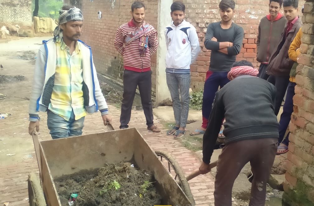गांव में मजदूरों से सफाई करवाते ग्रामीण। संवाद