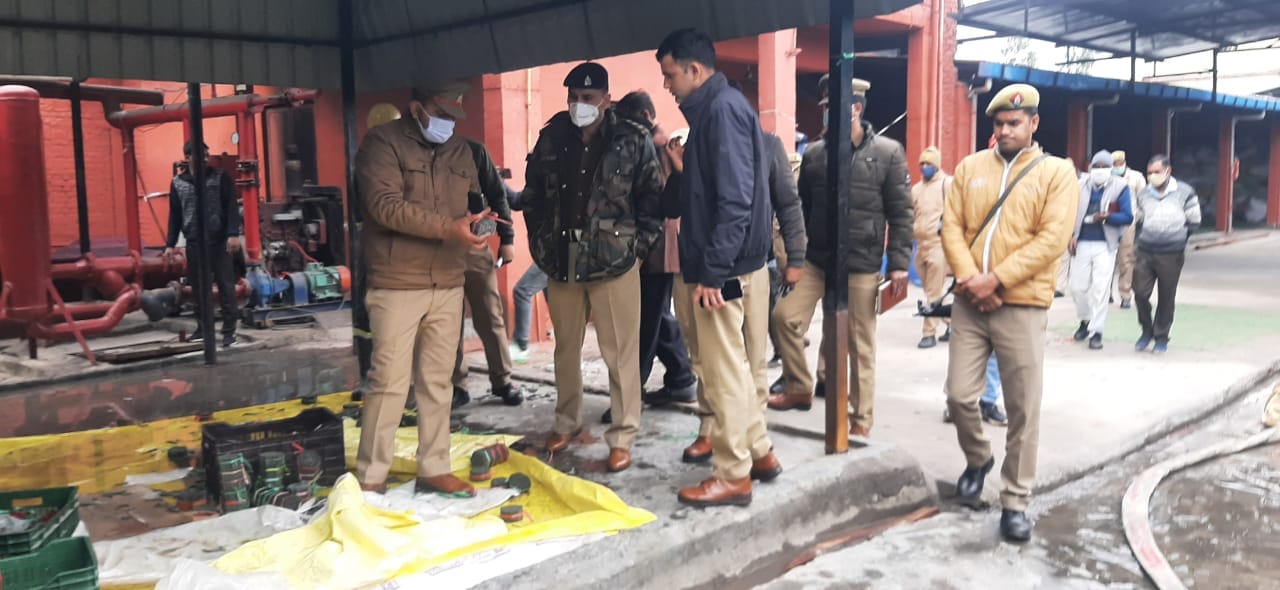 मौके पर जानकारी करते पुलिस और प्रशासनिक अधिकारी मौके पर जानकारी करते पुलिस और प्रशासनिक अधिकारी