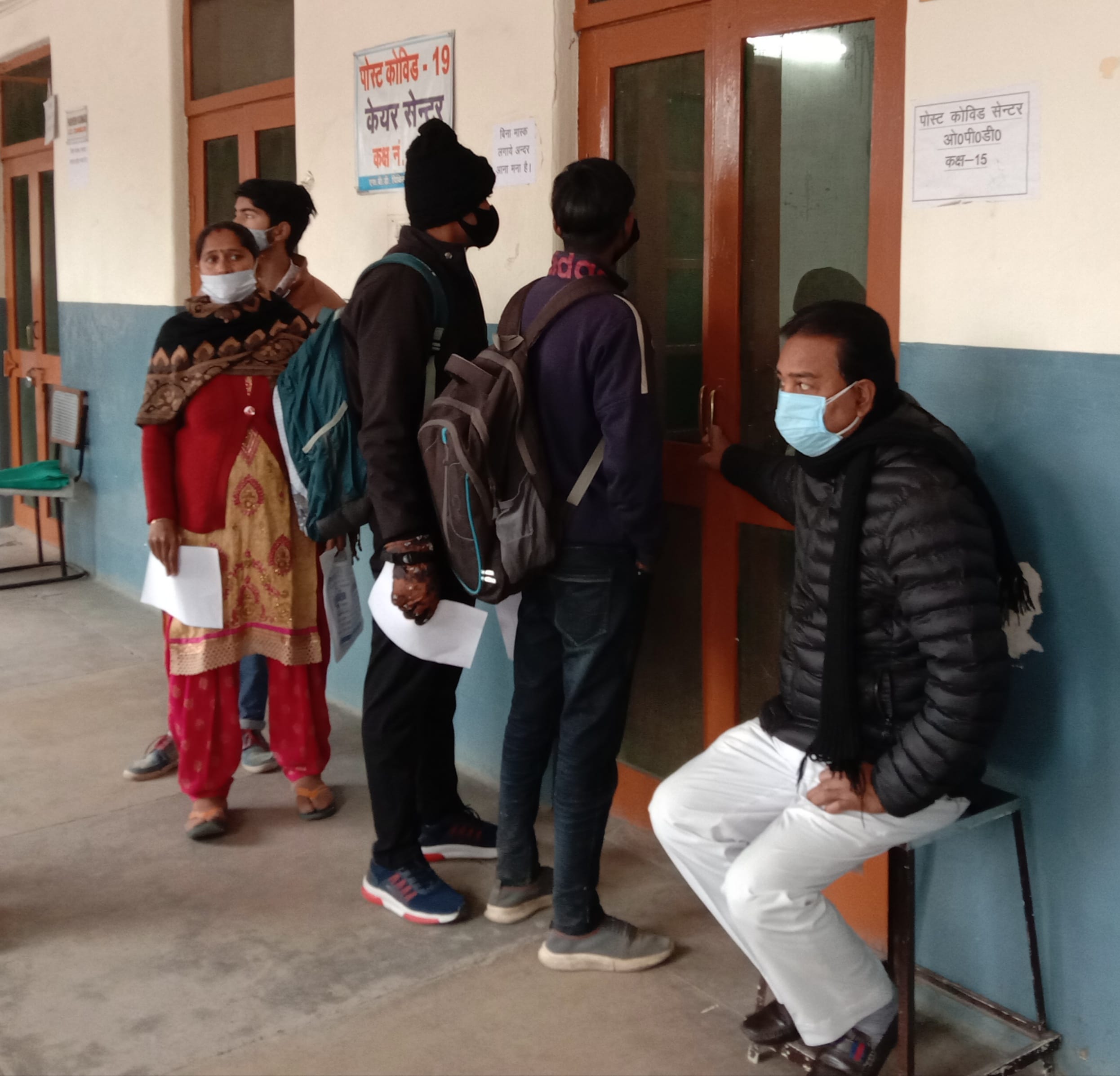 जिला अस्पताल में फिजीशियन की ओपीडी के बाहर खड़े मरीज।