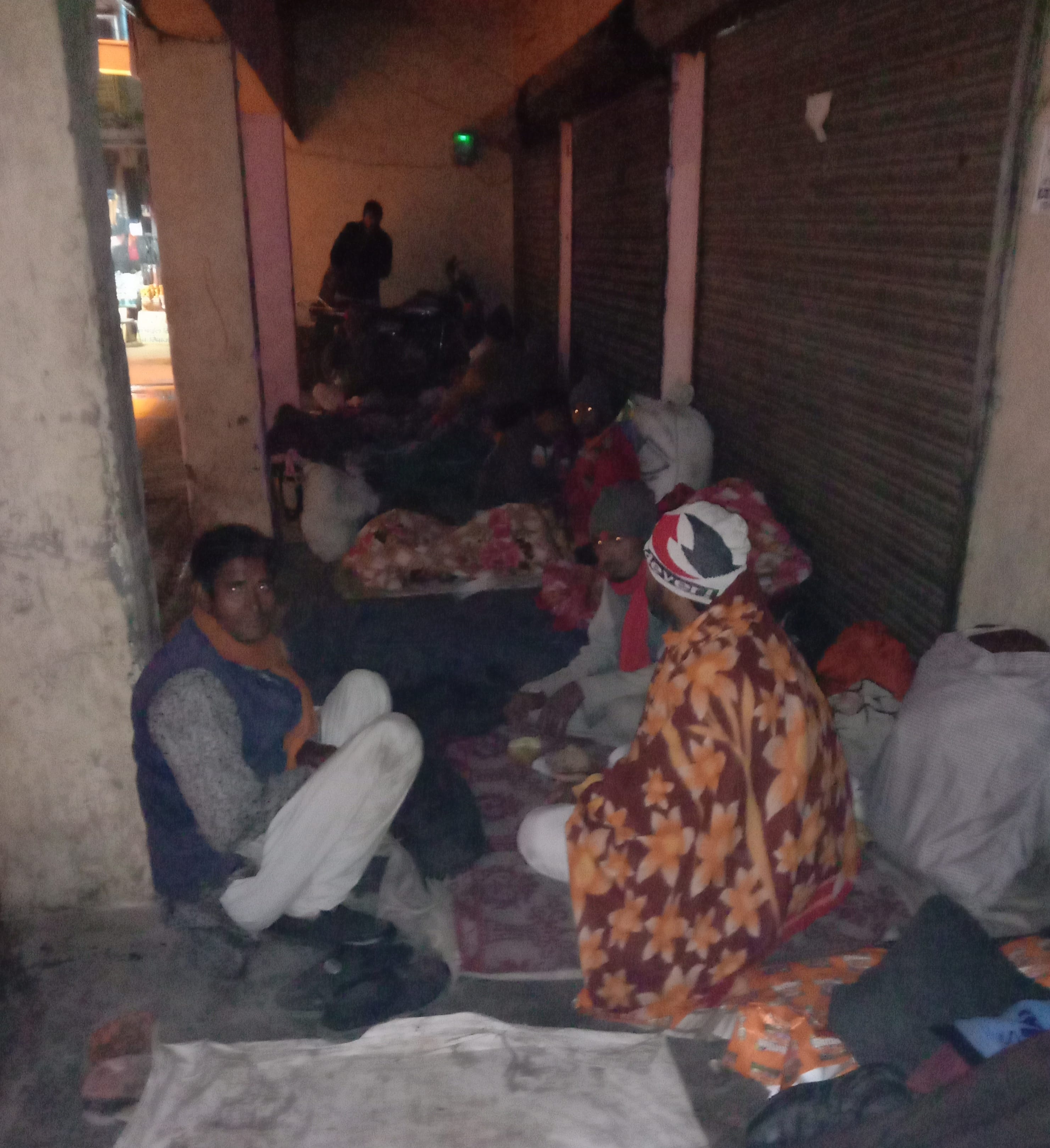 गांधी पार्क में खुले बरामदे में रात गुजारते लोग गांधी पार्क में खुले बरामदे में रात गुजारते लोग