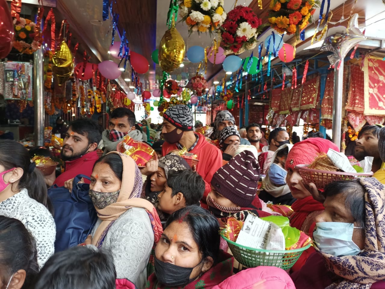 झालरों और गुब्बारों से सजाया गया मां का दरबार