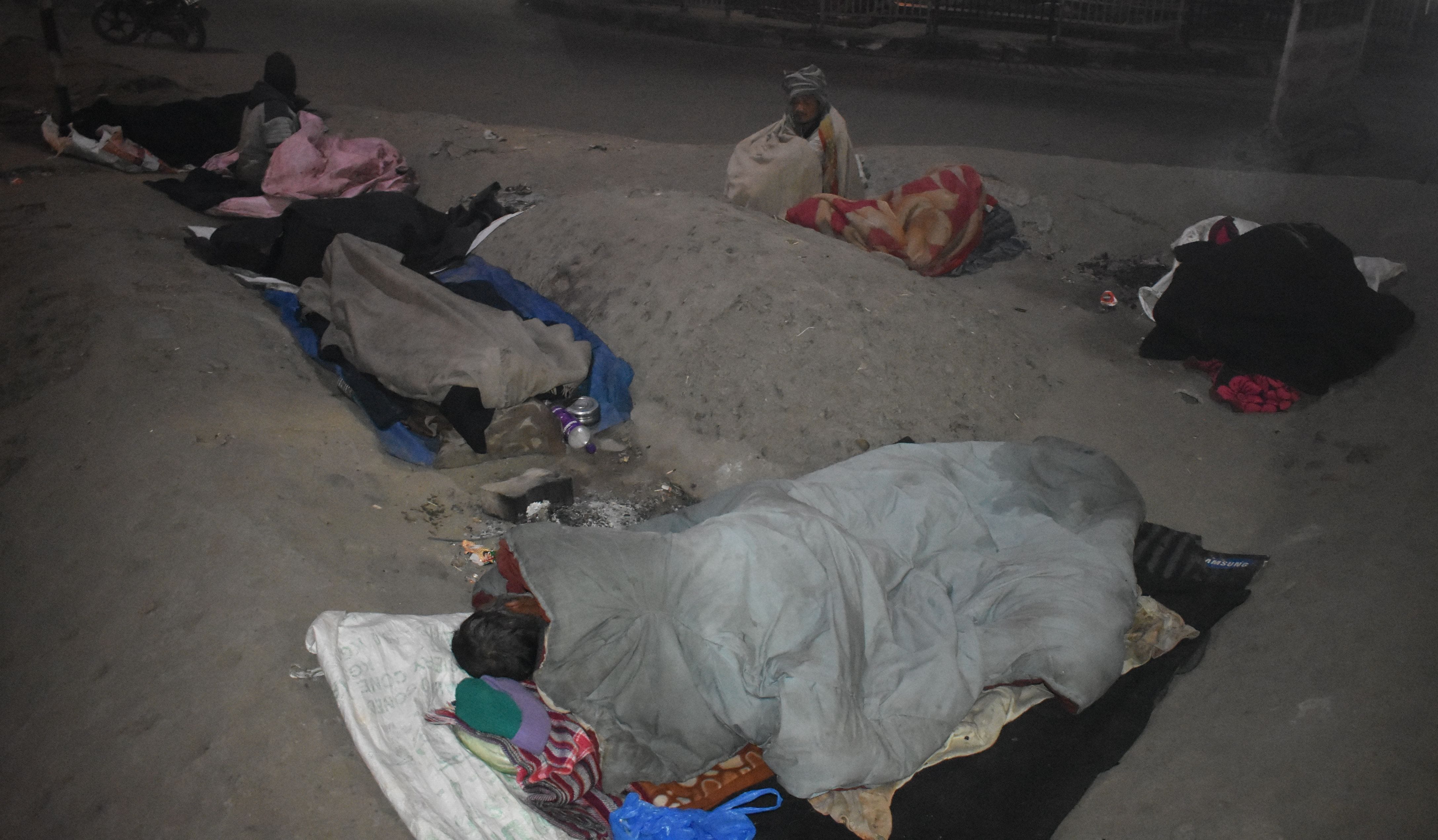 पानीपत। रेलवे रोड के सामने खुले में सौते हुए 10 से भी ज्यादा लोग। पानीपत। रेलवे रोड के सामने खुले में सौते हुए 10 से भी ज्यादा लोग।
