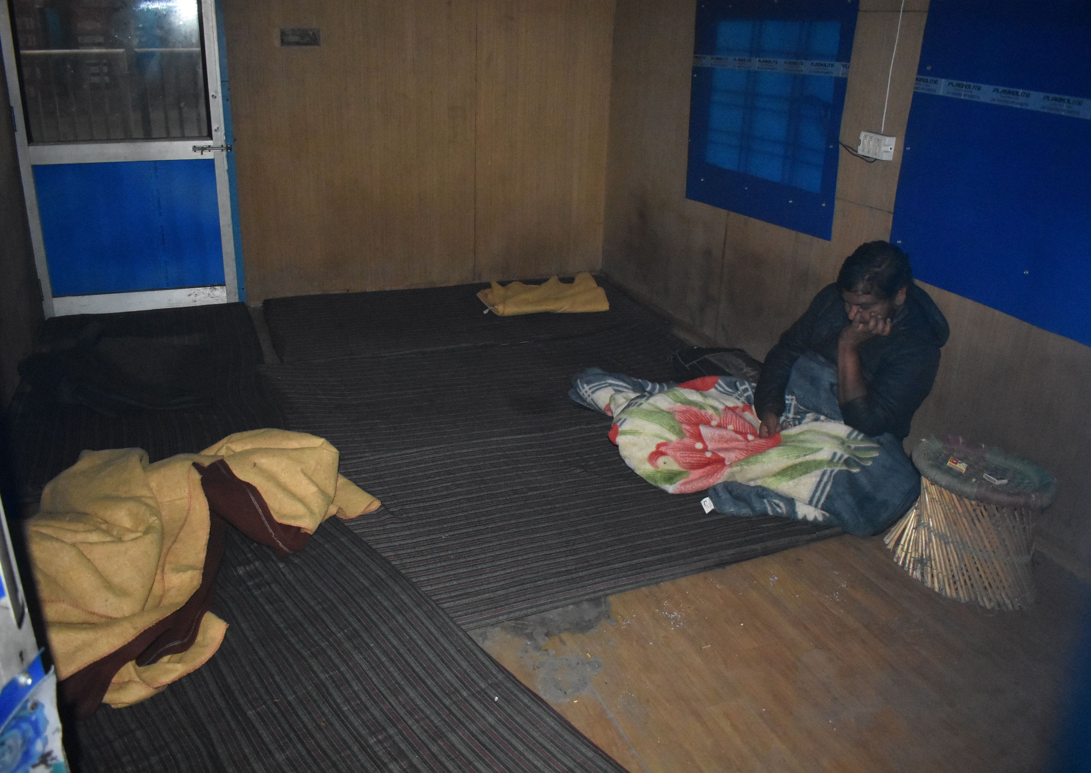 पानीपत। लाल बत्ती चौक पर पुल के निचे बने रैन बसेरा में नही है लाइट, मात्र एक ही आदमी सौता हुआ मिला। पानीपत। लाल बत्ती चौक पर पुल के निचे बने रैन बसेरा में नही है लाइट, मात्र एक ही आदमी सौता हुआ मिला।