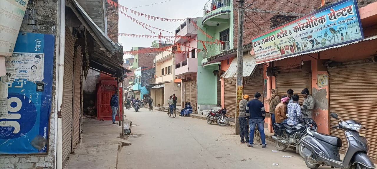 लालगंज के जलेशरगंज बाजार स्थित मंदिर में अष्टधातु की मूर्तियां चोरी होने के विरोध में बंद दुकान? लालगंज के जलेशरगंज बाजार स्थित मंदिर में अष्टधातु की मूर्तियां चोरी होने के विरोध में बंद दुकान?
