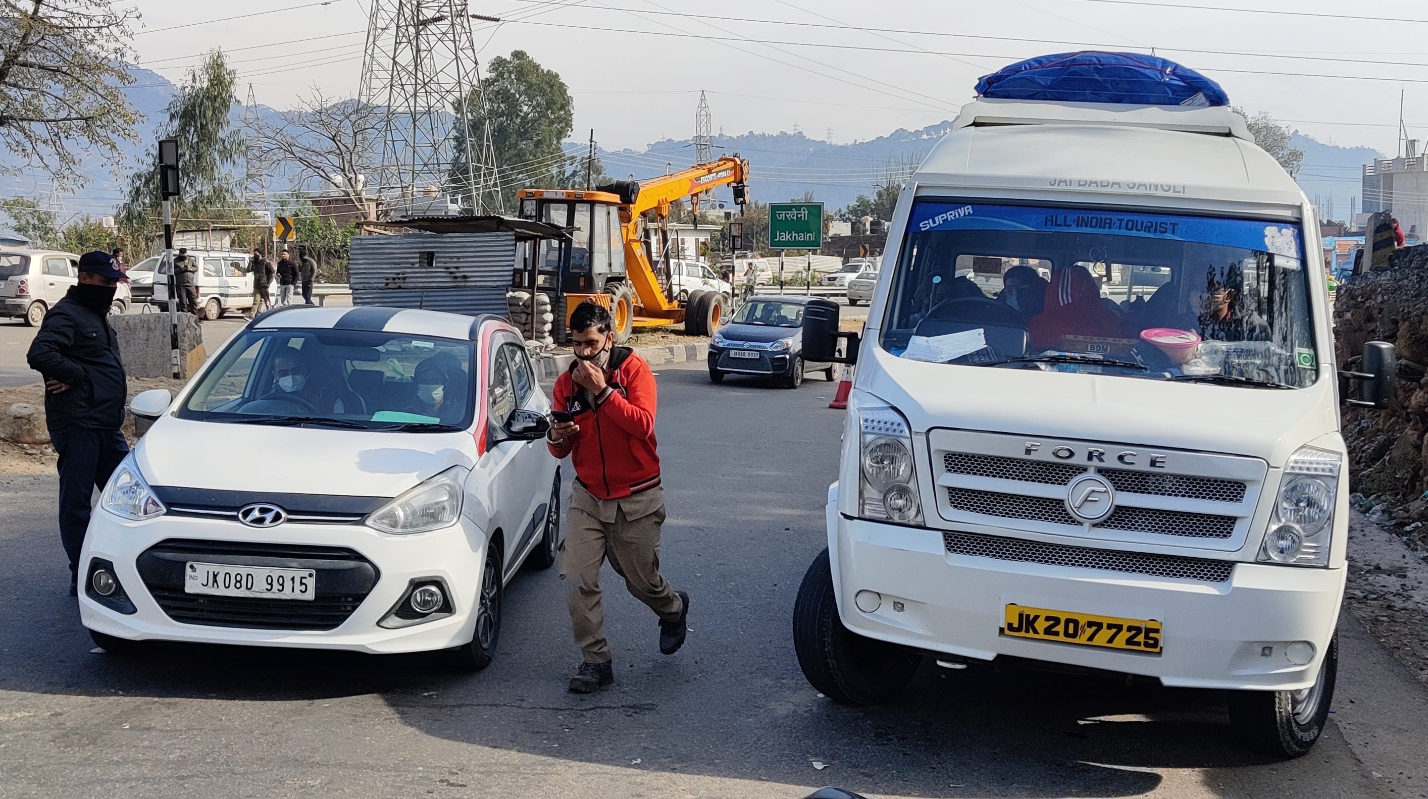 उधमपुरं हाईवे पर ट्रैफिक पुलिस घाटी जाने गाड़ियों को रोकते हुए तथा ट्रकों की लगी लंबी कतार उधमपुरं हाईवे पर ट्रैफिक पुलिस घाटी जाने गाड़ियों को रोकते हुए तथा ट्रकों की लगी लंबी कतार