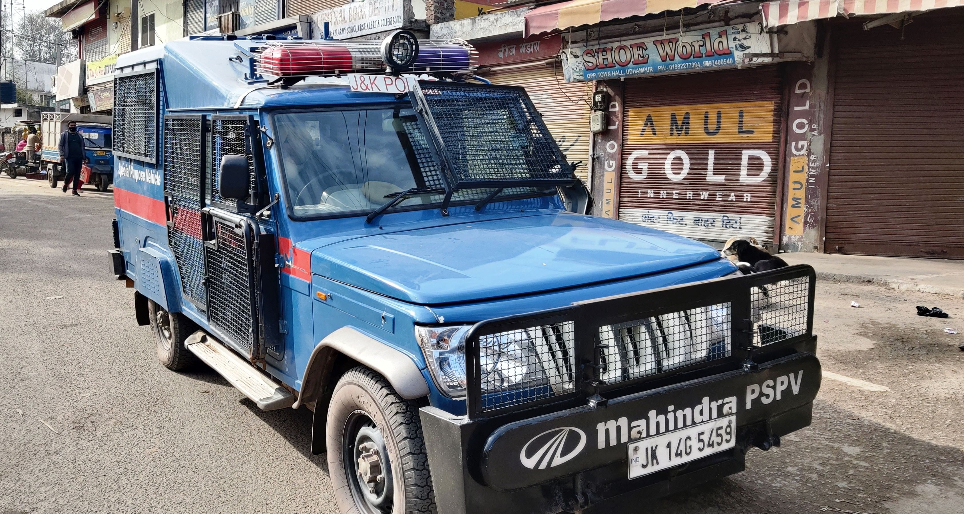 उधमपुर: मिनी स्टेडियम के सामने पुलिस की गाड़ी अनाउंसमेंट करती हुए.
