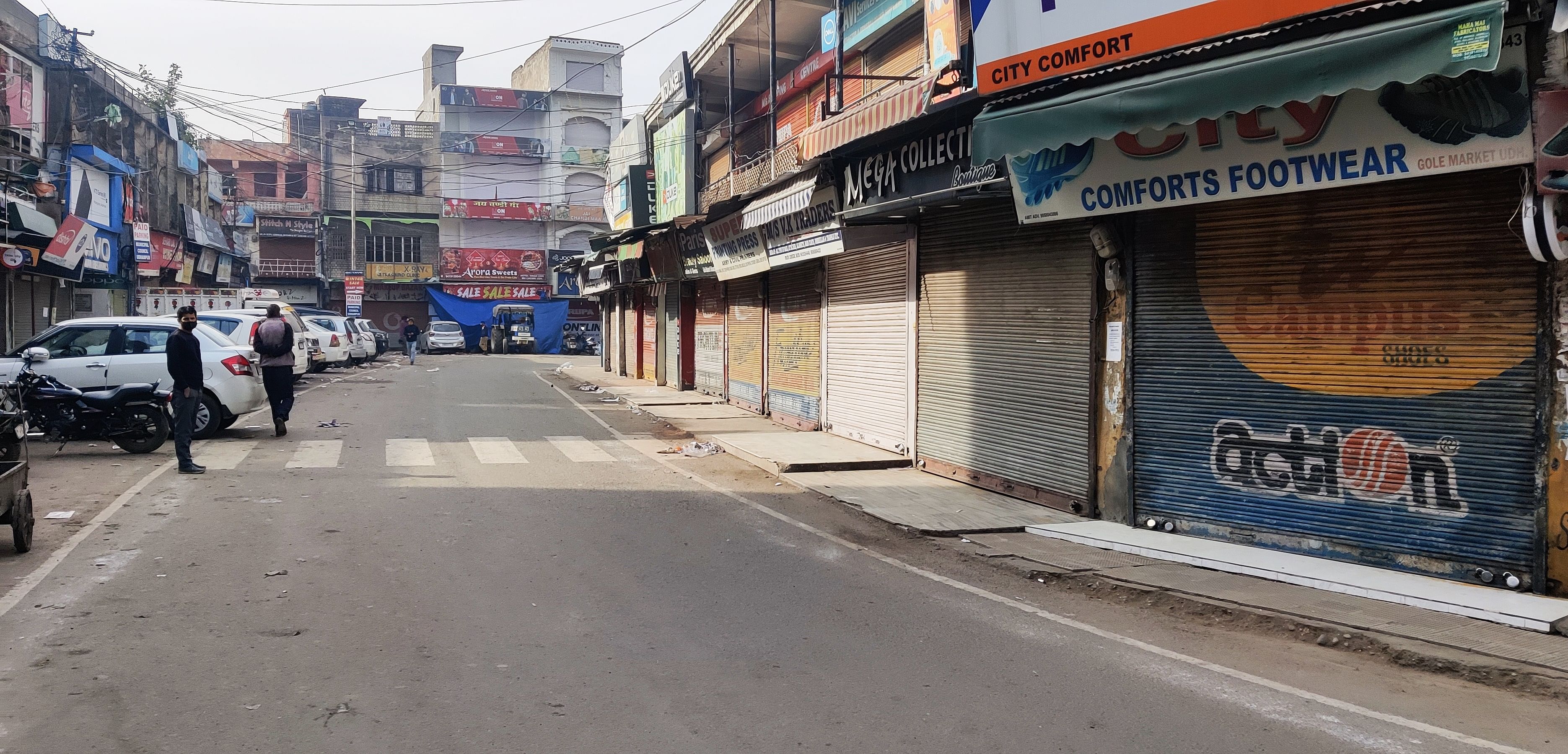 उधमपुर: सप्ताहिक लॉकडाउन के चलते गोल मार्केट वाह मेन बाजार की बंद दुकानों का दृश्य उधमपुर: सप्ताहिक लॉकडाउन के चलते गोल मार्केट वाह मेन बाजार की बंद दुकानों का दृश्य