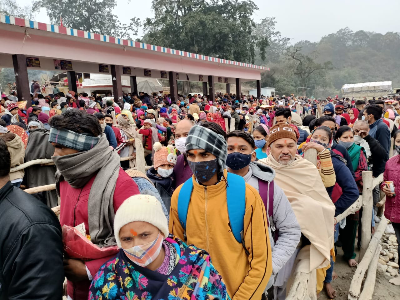 सिद्धपीठ में रविवार को उमड़ी भक्तो की भीड़