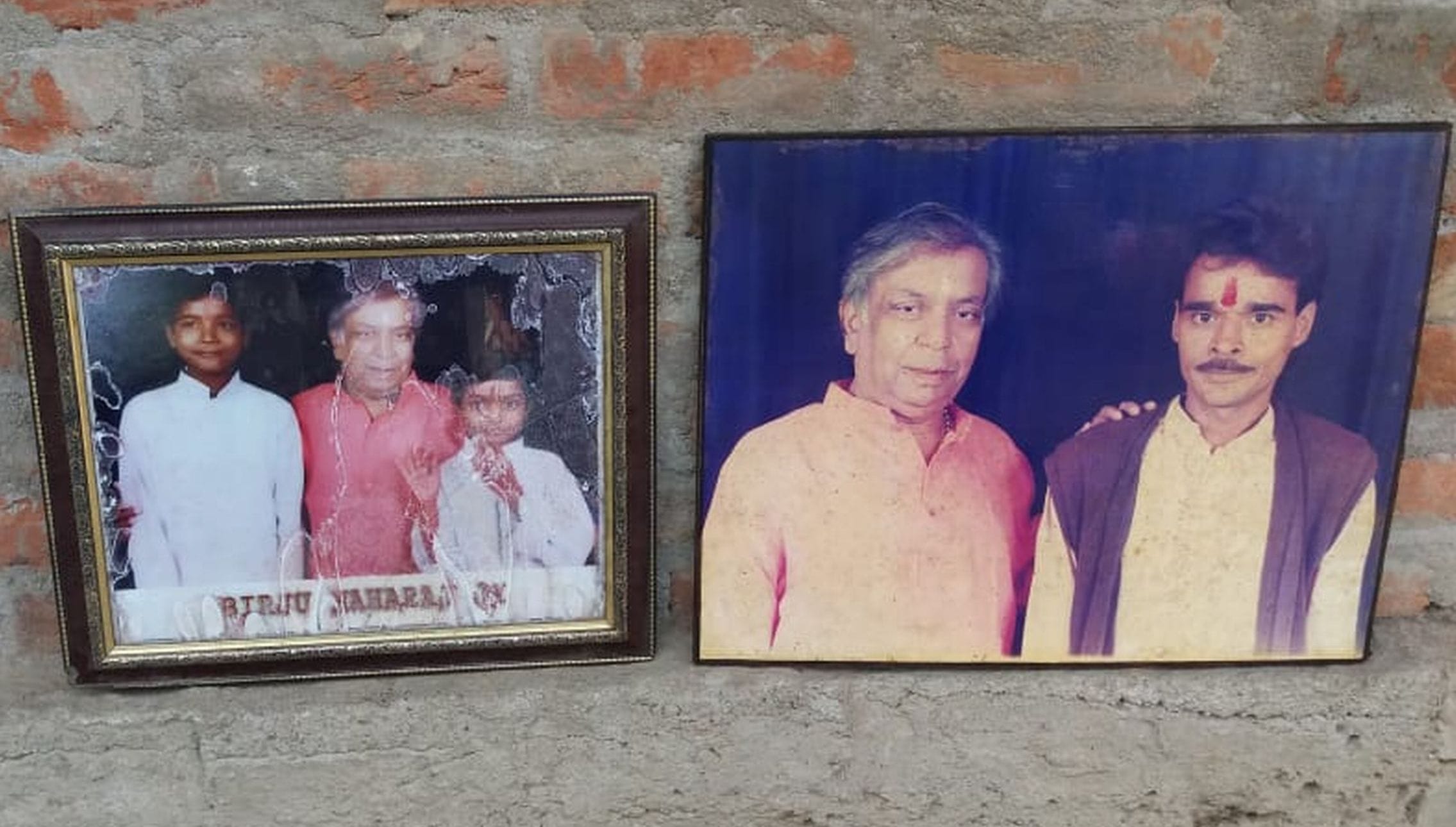 25 : जामो : ममेरे भाइयों के साथ बिरजू महाराज। -संवाद