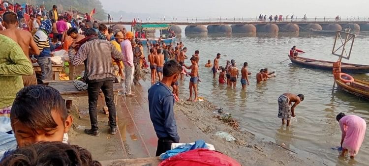 Para Penyembah Mencelupkan Keyakinan Di Ganga Pada Paush Purnima