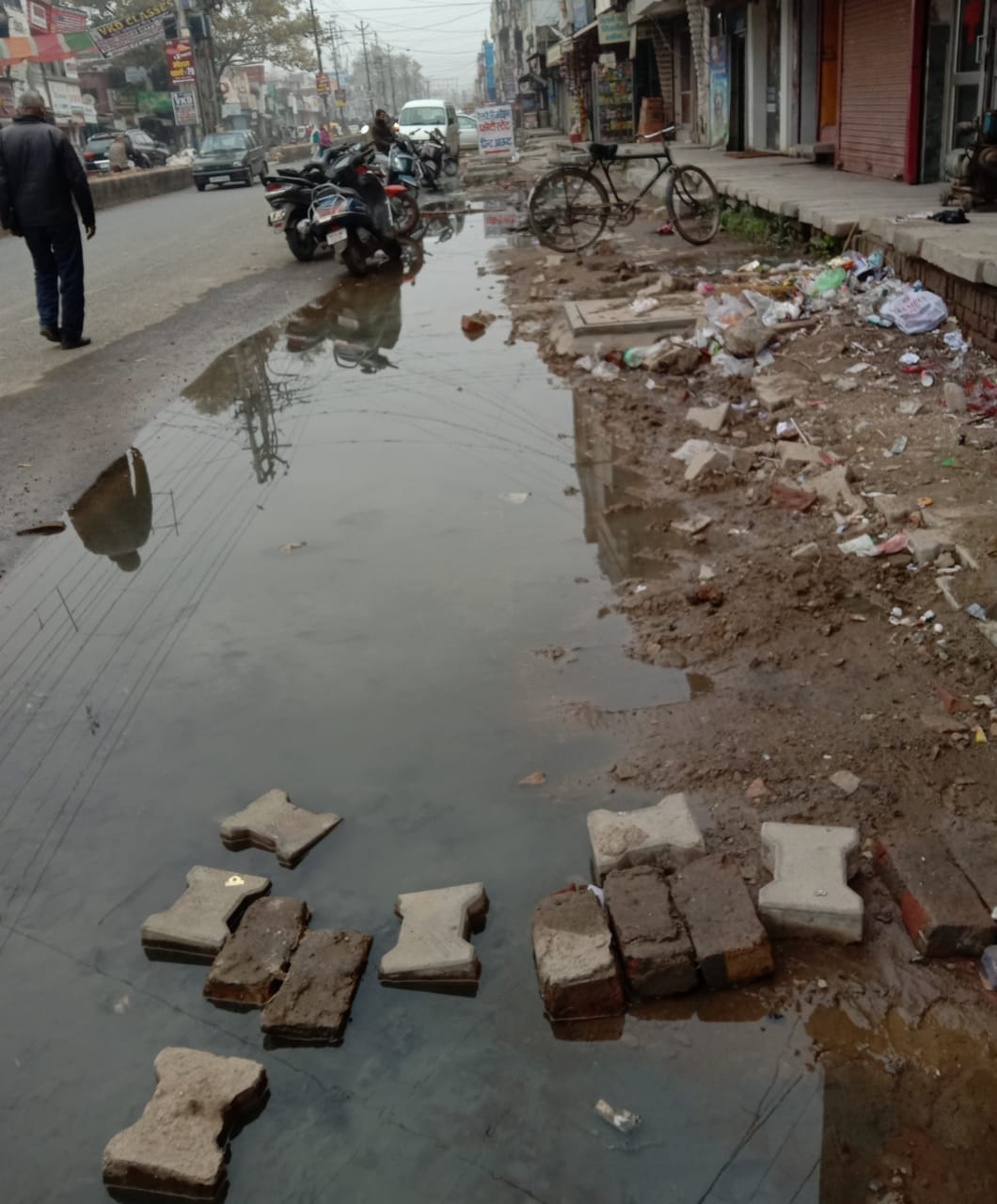 स्मार्ट रोड पर भरा पानी स्मार्ट रोड पर भरा पानी