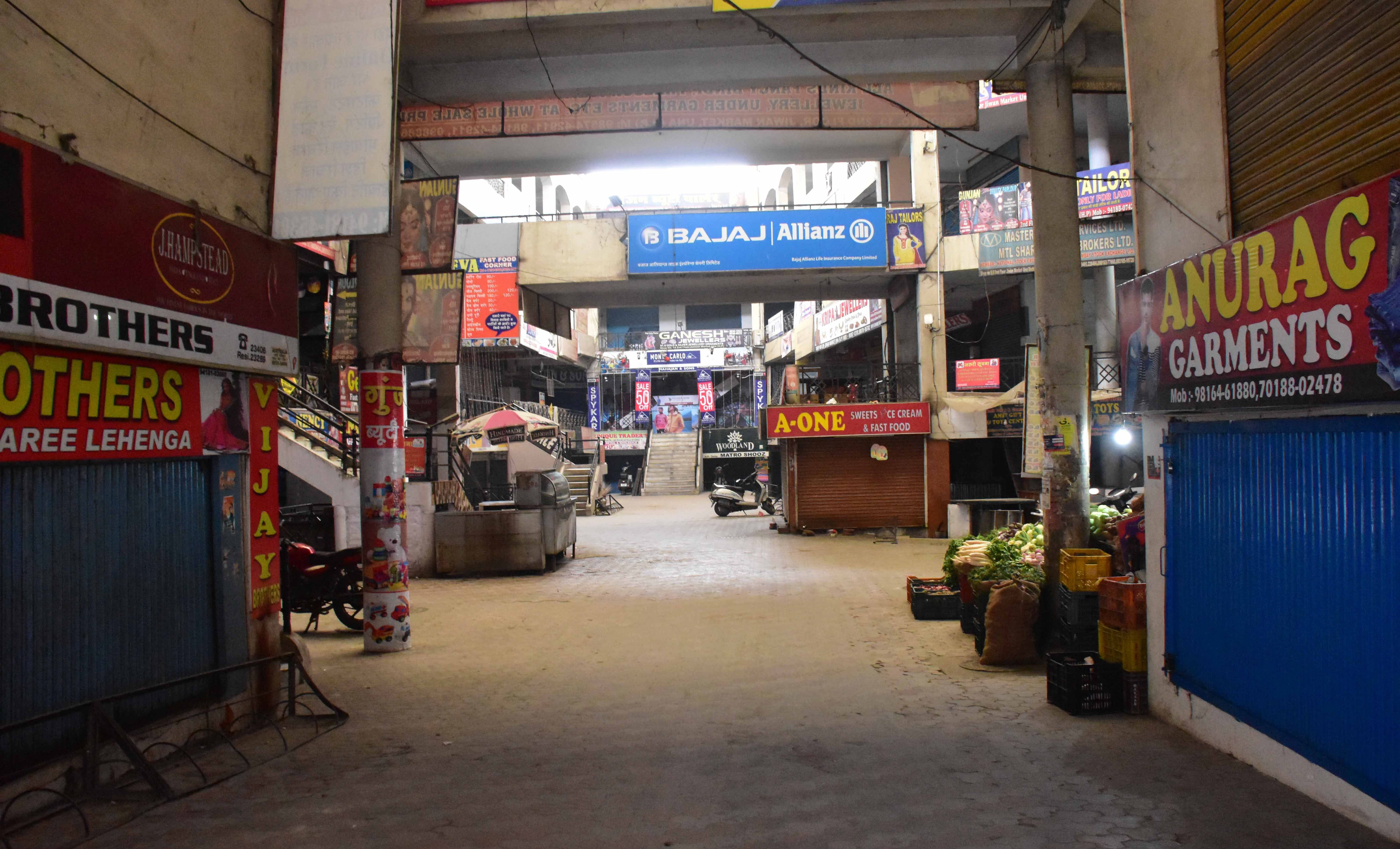 रविवार को प्रशासन के आदेशों के चलते सुने पड़े बाजार।संवाद
