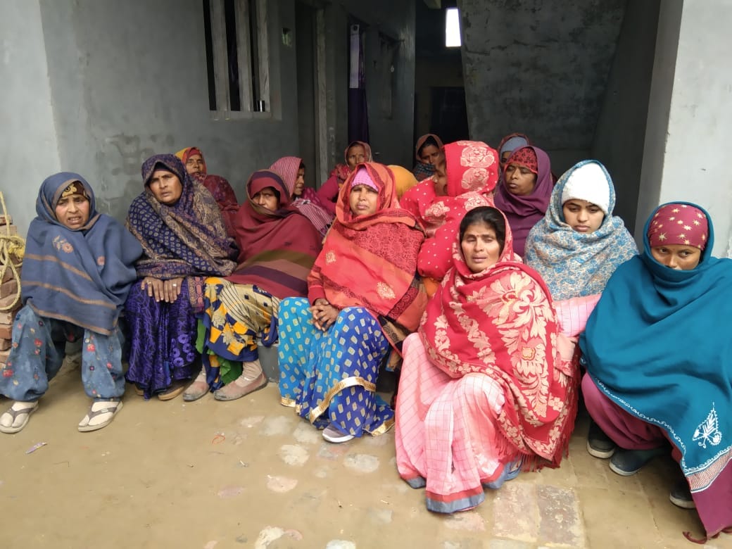अफ़जलगढ़ के गांव चतरपुर में विलाप करते मृतक के परिजन।