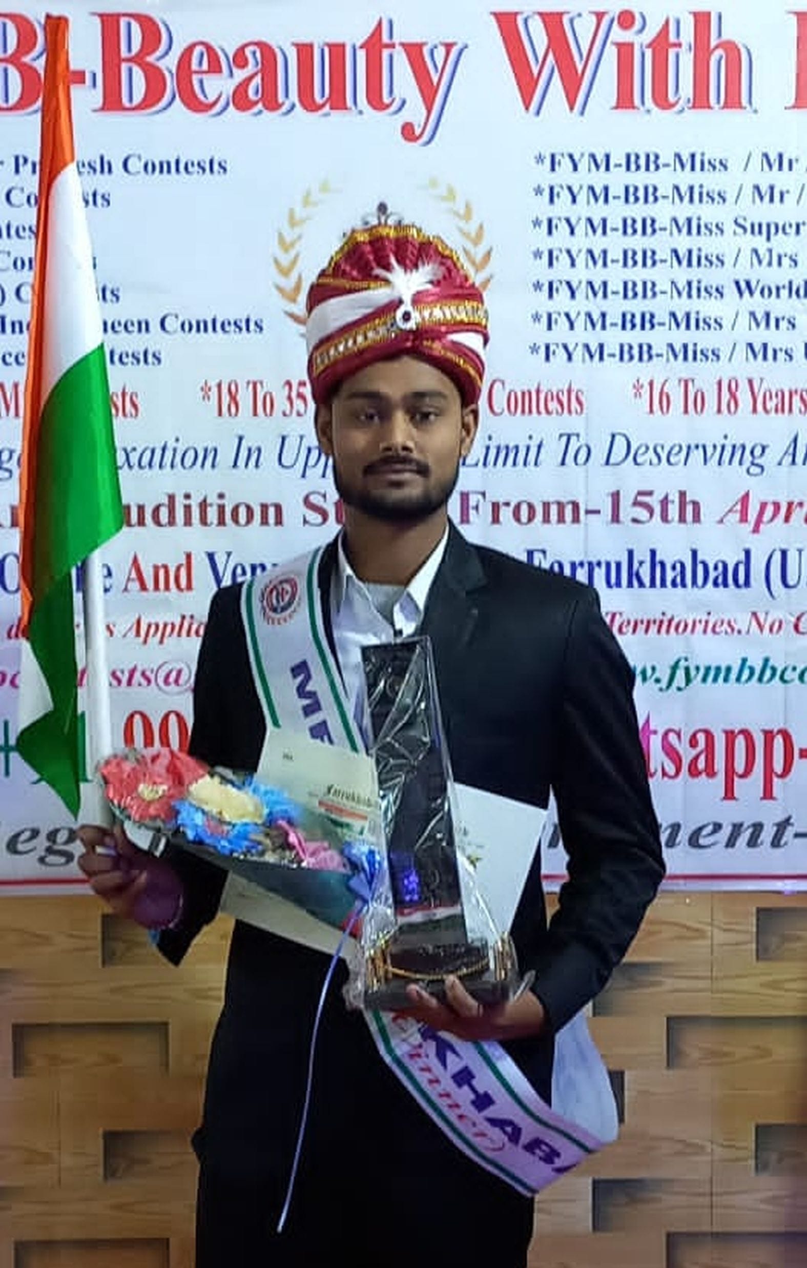 फर्रुखाबाद युवा महोत्सव में चुने गए मिस्टर फर्रुखाबाद निखिल कुदेशिया। संवाद