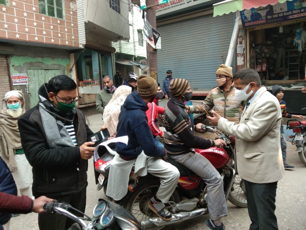 बाइक सवारों को रोककर कोरोना वैक्सीनेशन के प्रति किया जागरुक निगम की टीम बाइक सवारों को रोककर कोरोना वैक्सीनेशन के प्रति किया जागरुक निगम की टीम