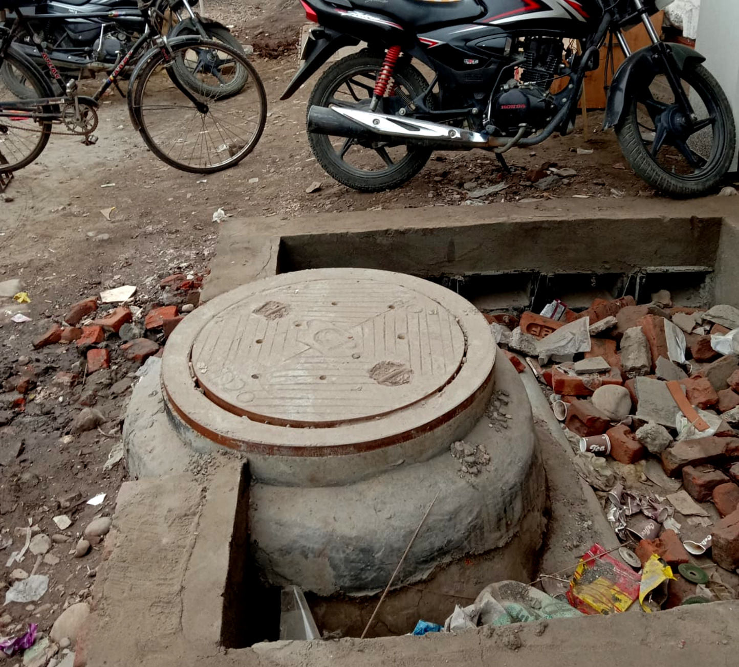 स्मार्ट रोड पर बदहाली स्मार्ट रोड पर बदहाली