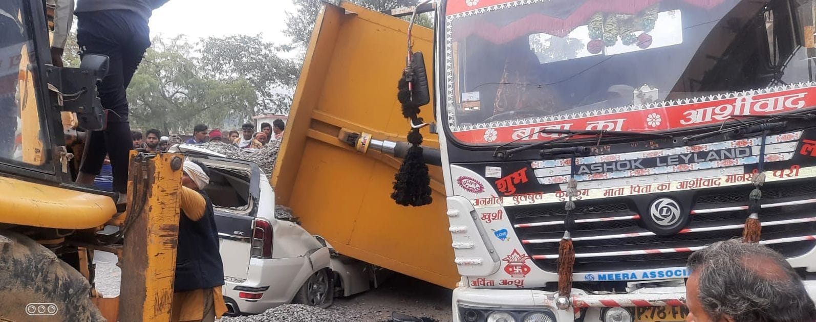 हाईवे पर कार पर गिरा गिटटी लदा डंपर, जिससे कार का पिछला हिस्सा दब गया और गिटटी बिखर गई । संवाद हाईवे पर कार पर गिरा गिटटी लदा डंपर, जिससे कार का पिछला हिस्सा दब गया और गिटटी बिखर गई । संवाद