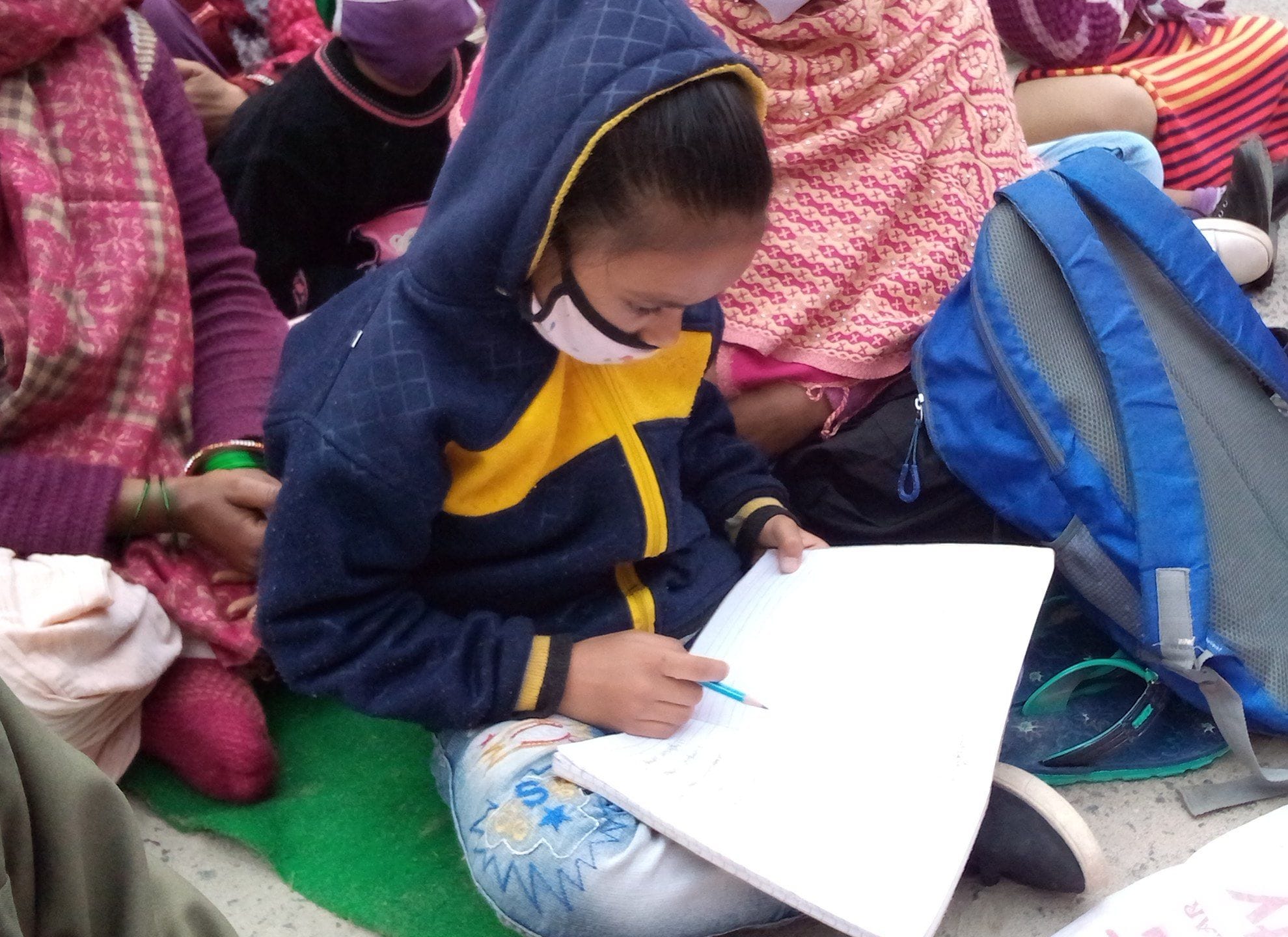  डीईओ कार्यालय परिसर में लगाई गई पाठशाला में पढ़ाई करती छात्रा। संवाद
