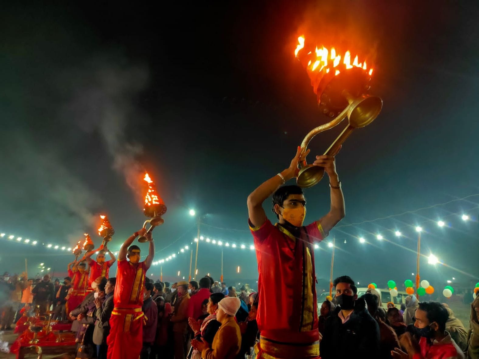 पांचाल घाट पर गंगा आरती करते आचार्य। संवाद पांचाल घाट पर गंगा आरती करते आचार्य। संवाद