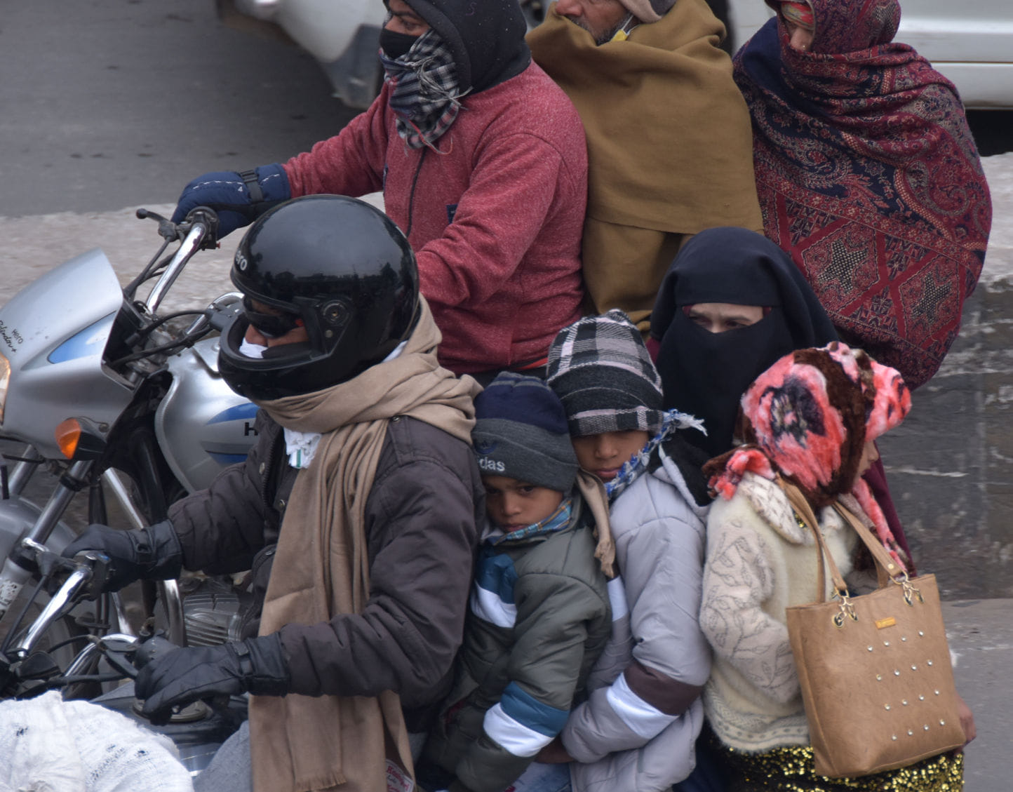 सहारनपुर में ठंड और कोहरे के चलते गर्म कपड़ो के सहारे बच्चो को वाहन पर लेजाते परिवार सहारनपुर में ठंड और कोहरे के चलते गर्म कपड़ो के सहारे बच्चो को वाहन पर लेजाते परिवार