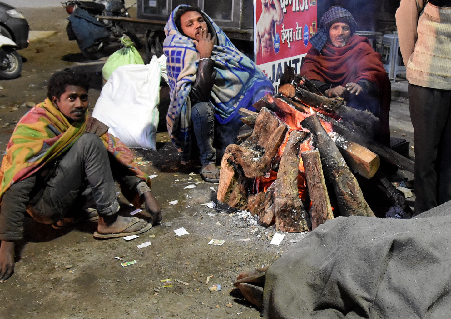 सहारनपुर में रात के समय ठंड और शीत लहर के चलते अलाव के सहारे घंटाघर पर बैठे लोग सहारनपुर में रात के समय ठंड और शीत लहर के चलते अलाव के सहारे घंटाघर पर बैठे लोग