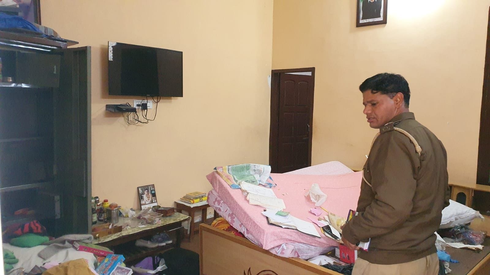 घटनास्थल का निरीक्षण करते समता चौकी प्रभारी। संवाद घटनास्थल का निरीक्षण करते समता चौकी प्रभारी। संवाद