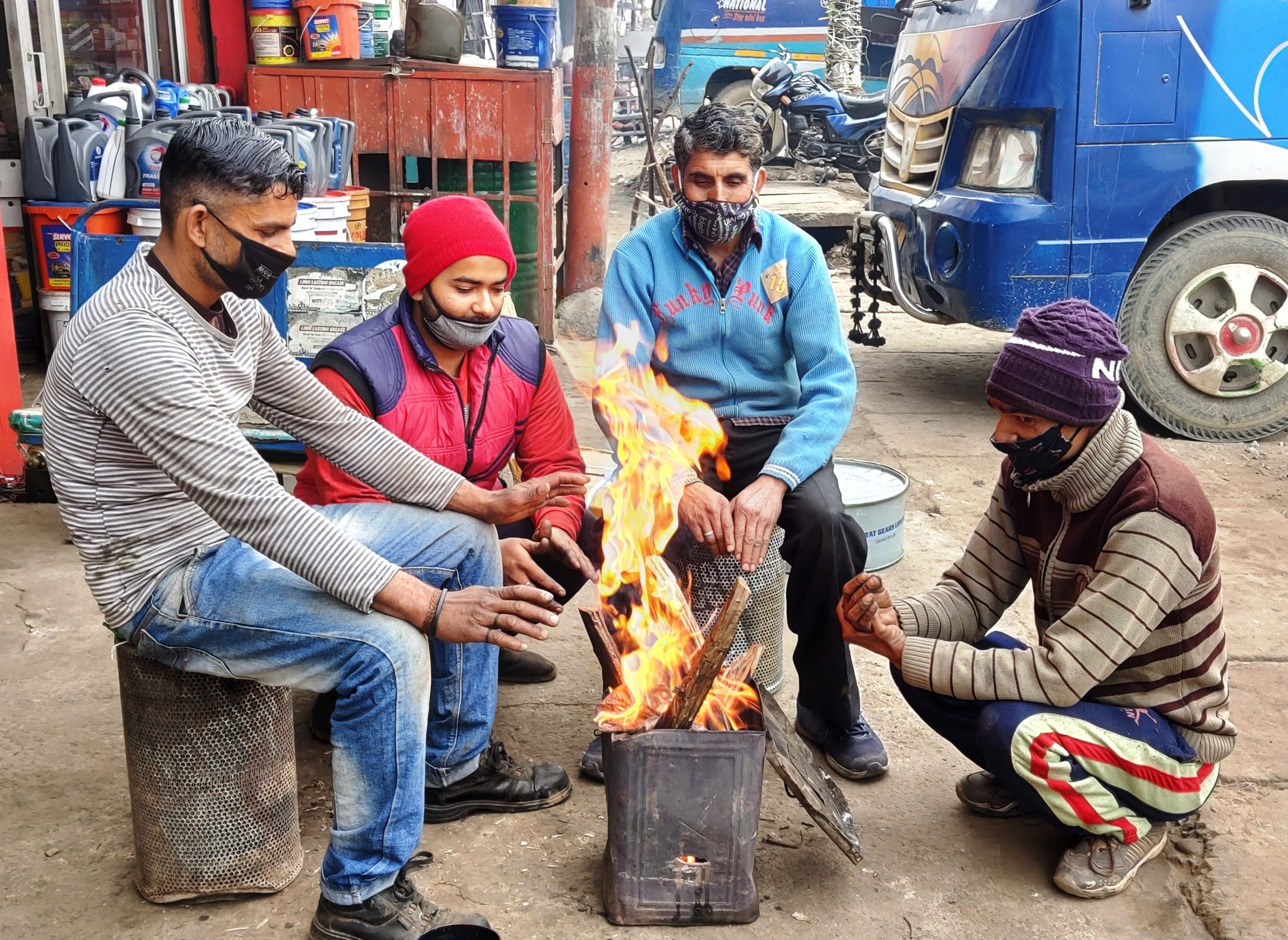 उधमपुर: ठंड से बचने के लिए आग का सहारा लेते लोग. उधमपुर: ठंड से बचने के लिए आग का सहारा लेते लोग.