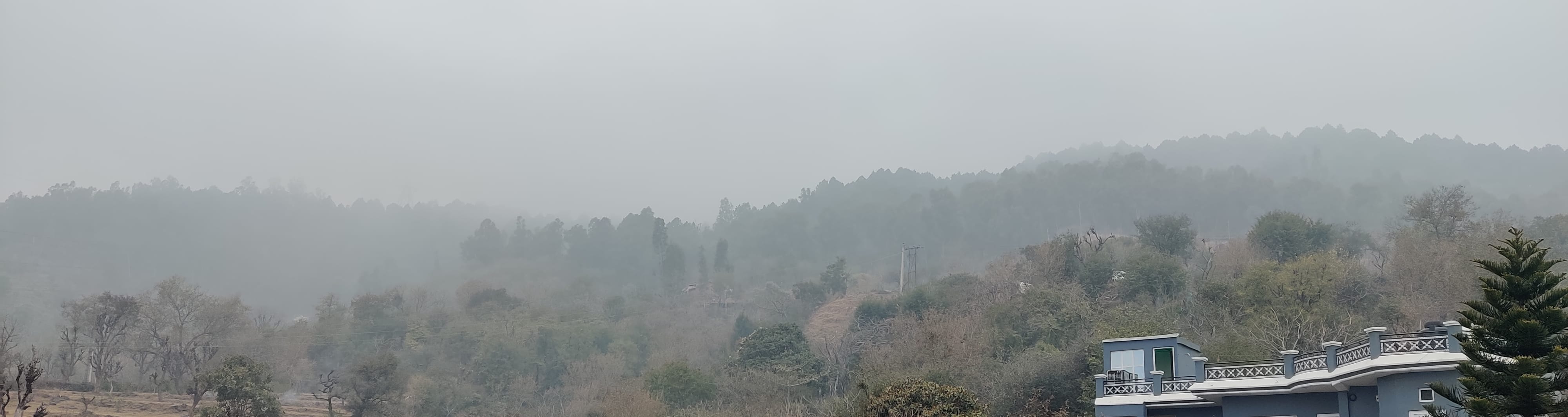 उधमपुर: शहर में धुंध के दृश्य. उधमपुर: शहर में धुंध के दृश्य.