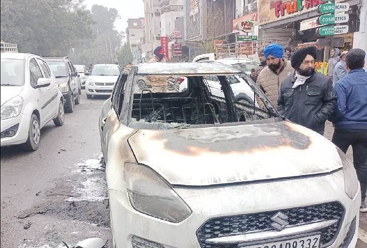 Mobil yang Diparkir Di Jalan Tiba-tiba Mulai Terbakar di Ludhiana
