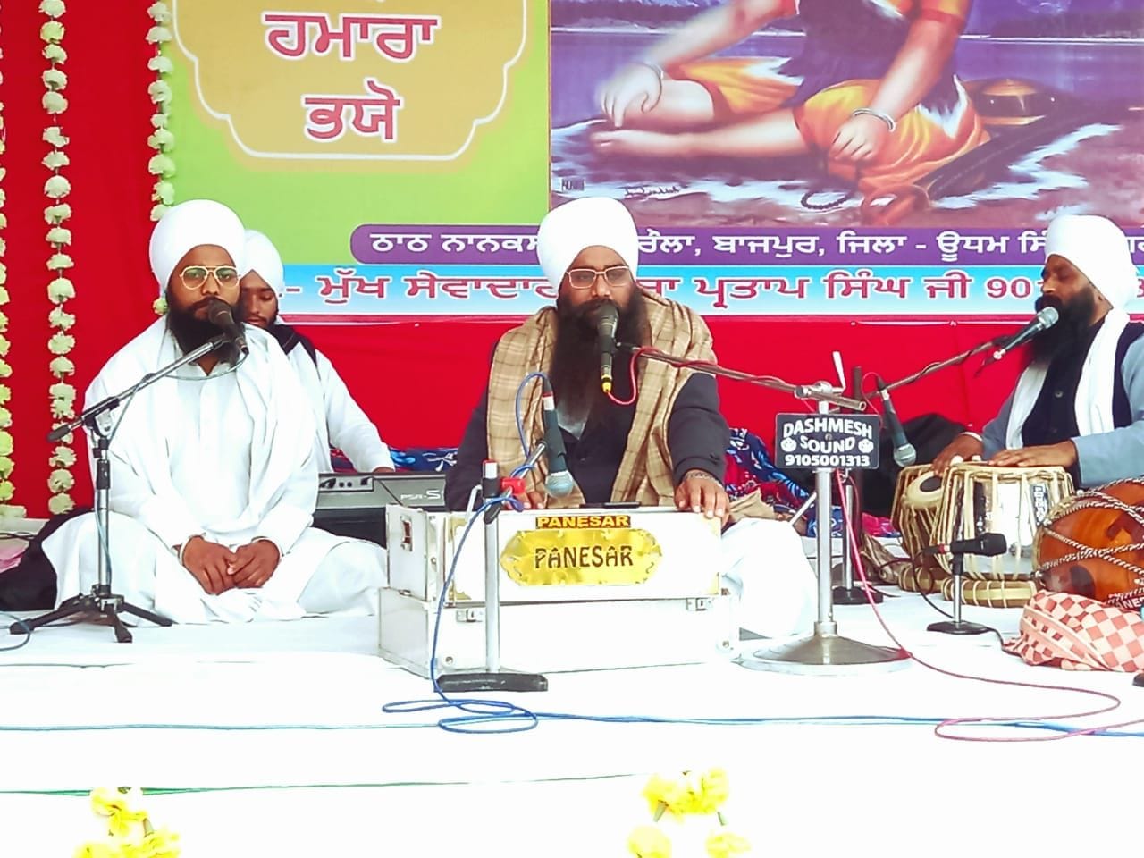 बाजपुर के नानकसर ठाठ गुरुद्वारा साहिब में आयोजित समागम में कथा कीर्तन करते रागी जत्थे।