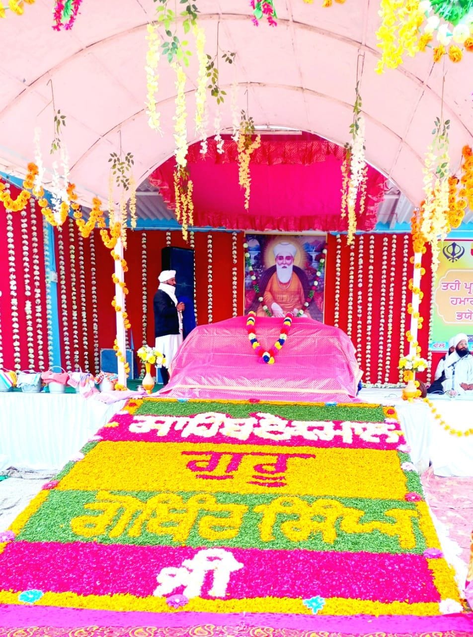 बाजपुर के नानकसर ठाठ गुरुद्वारा साहिब में सजाए गए दीवान साहिब। संवाद