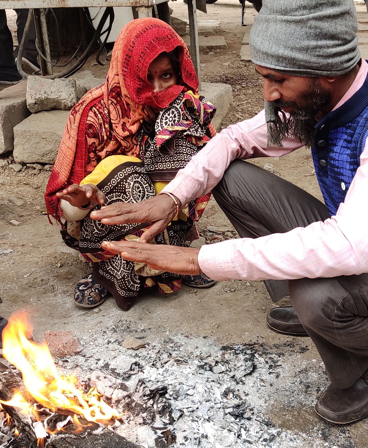 शहर में कडाके की सर्दी के बीच बैंक से रुपये निकालने आए दंपती जब कांपने लगे तो सड़क किनारे एक अलाव ? शहर में कडाके की सर्दी के बीच बैंक से रुपये निकालने आए दंपती जब कांपने लगे तो सड़क किनारे एक अलाव ?
