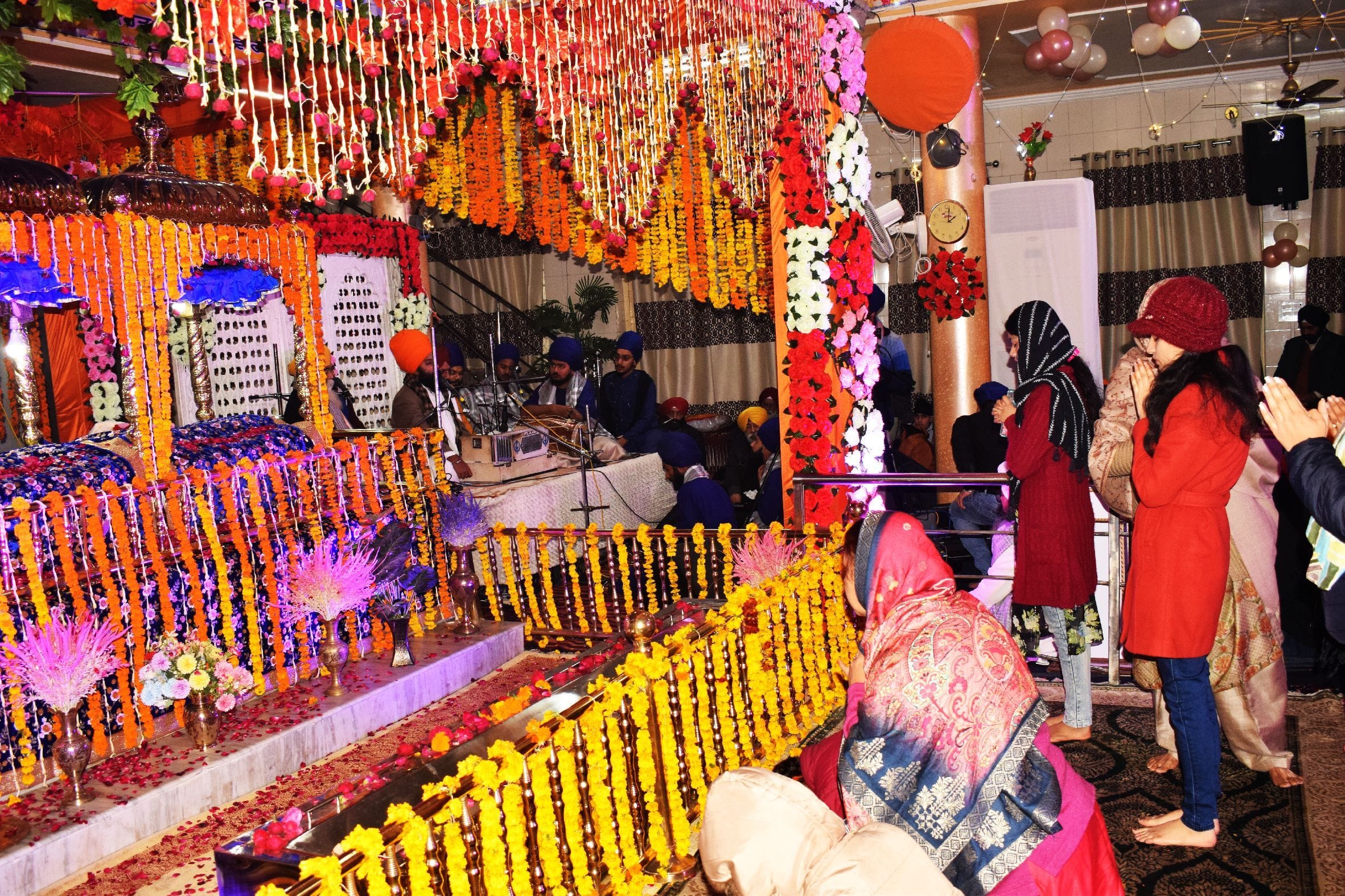 शाहजहांपुर के गुरुद्वारा कुटिया साहिब में संतबाबा सुखदेव महाराज की जयंती पर फूलों से सजा गुरुग् शाहजहांपुर के गुरुद्वारा कुटिया साहिब में संतबाबा सुखदेव महाराज की जयंती पर फूलों से सजा गुरुग्