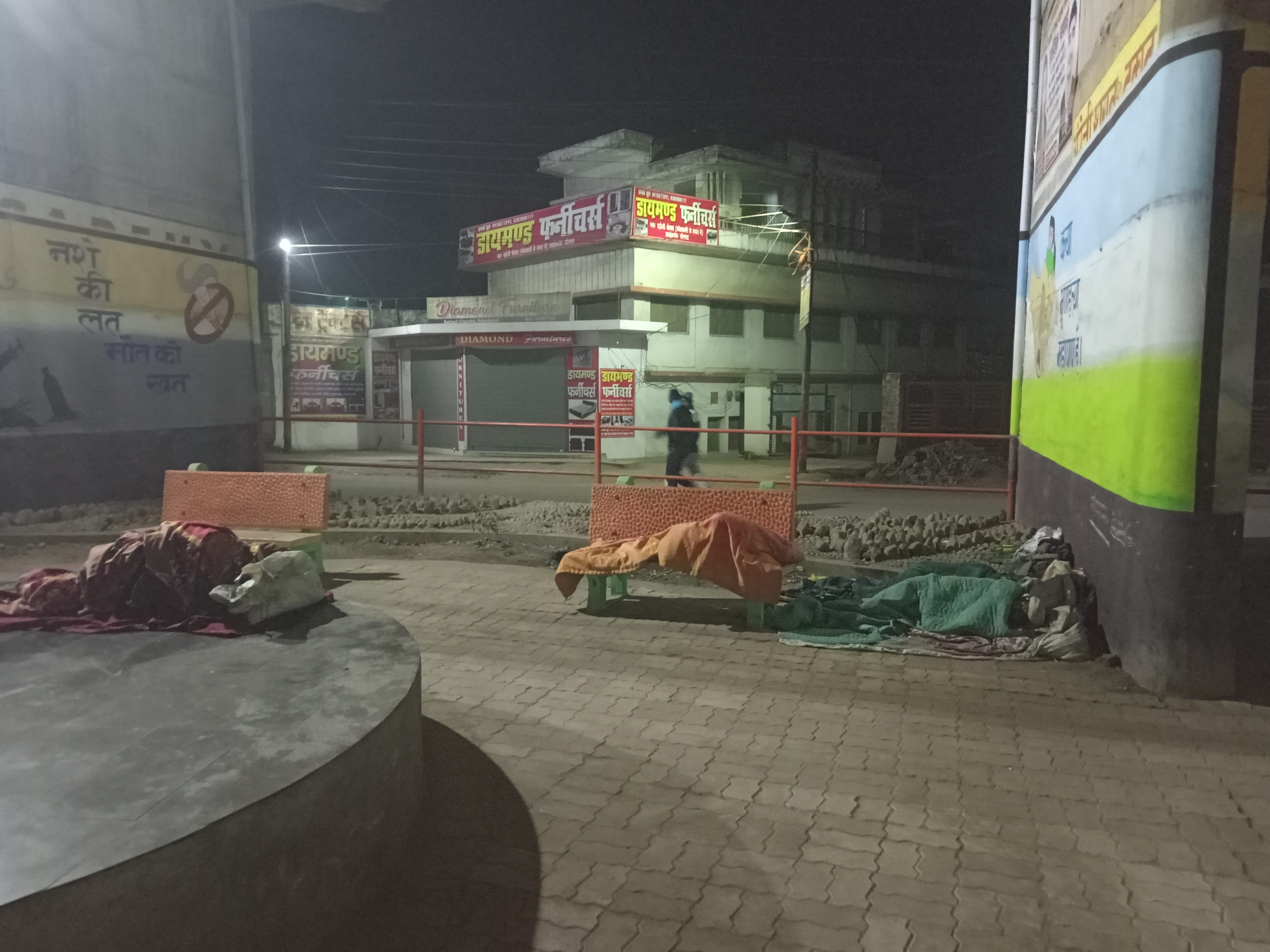 कड़ाके की ठंड के बावजूद नगर के बढ़ौली चौक के समीप फ्लाईओवर के नीचे लोग ठिठुरते हुए रात गुजार रहे ह? कड़ाके की ठंड के बावजूद नगर के बढ़ौली चौक के समीप फ्लाईओवर के नीचे लोग ठिठुरते हुए रात गुजार रहे ह?