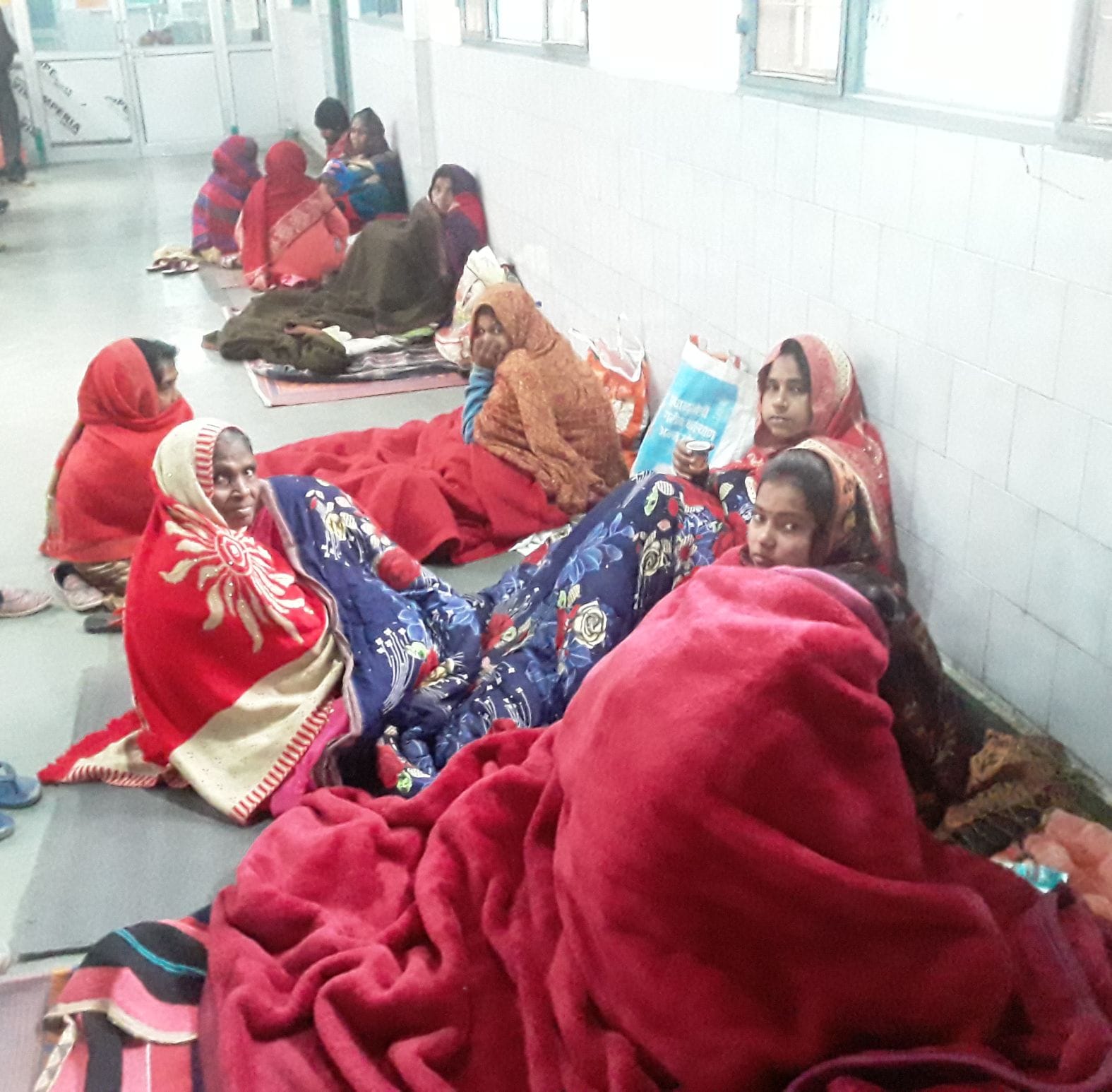 ठंड से बचने के लिए लोहिया अस्पताल में कंबल ओढ़े बैठे तीमारदार। संवाद ठंड से बचने के लिए लोहिया अस्पताल में कंबल ओढ़े बैठे तीमारदार। संवाद