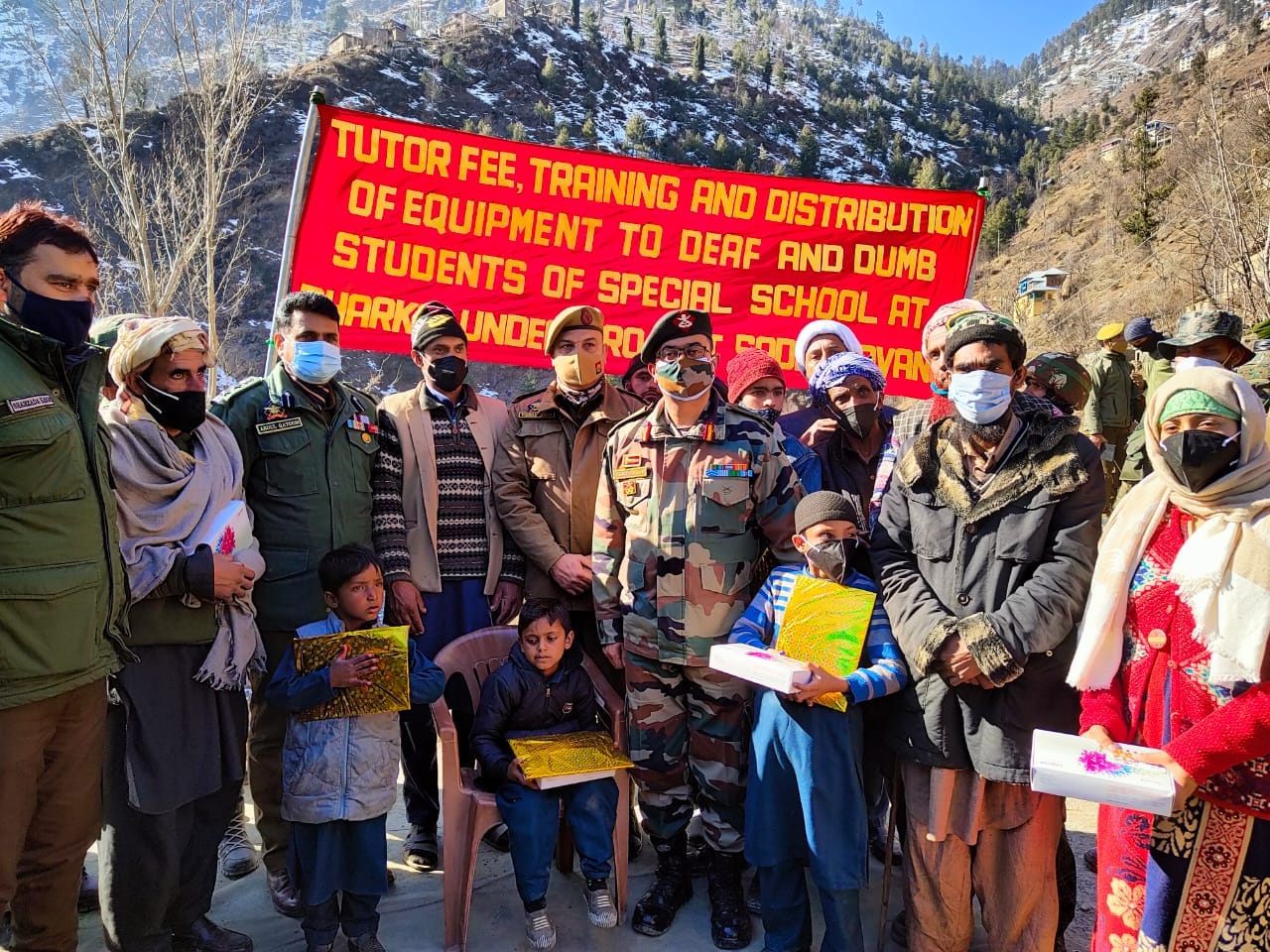भद्रवाह में दिव्यांग बच्चों को जरूरत का सामान उपलब्ध करवाती सेना