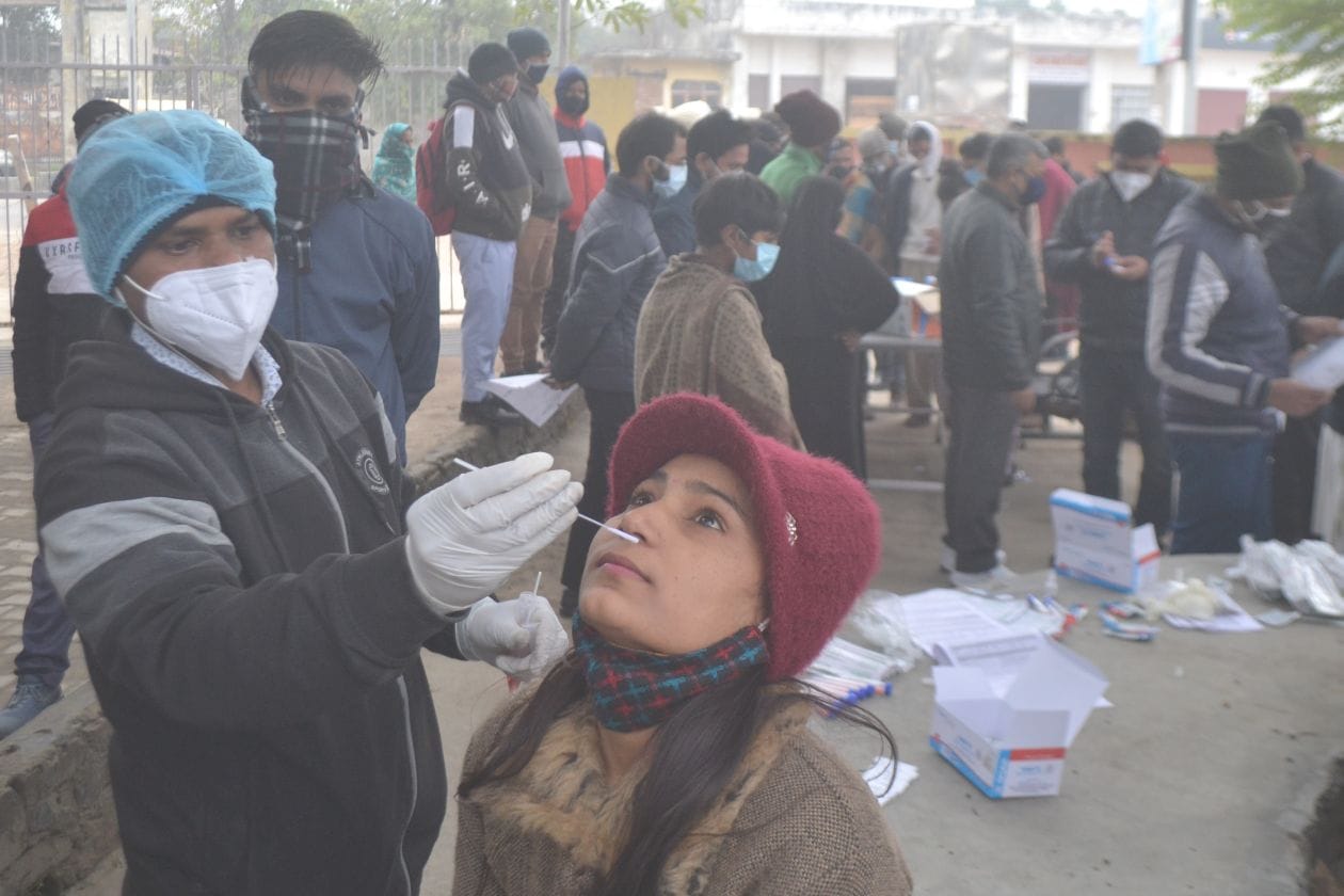 गढ़ रोड सीएचसी में कोरोना की जाँच कराती युवती संवाद गढ़ रोड सीएचसी में कोरोना की जाँच कराती युवती संवाद
