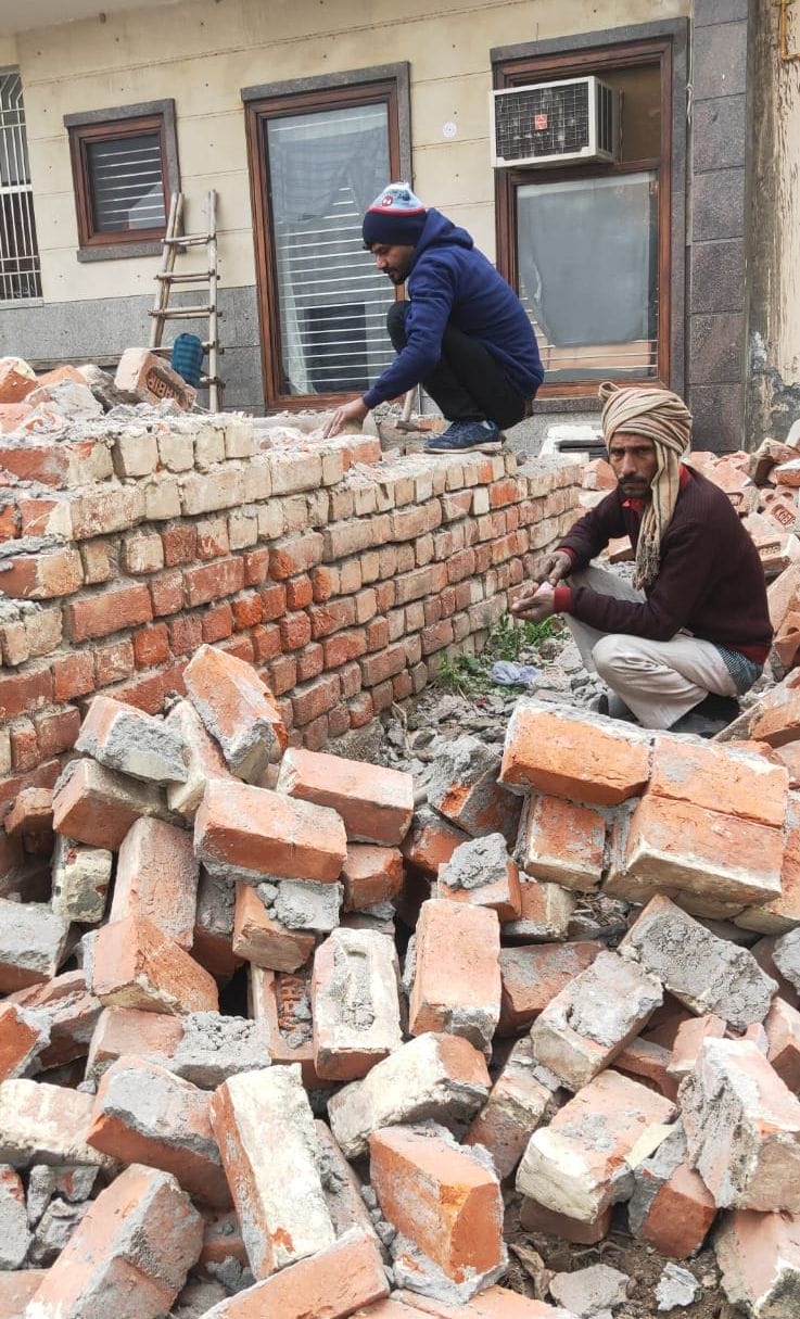 पानीपत। सीचाई विभाग द्वारा दिए गए नोटीस के बाद लोगों द्वारा खुद ही अपने मकान को तुड़वाना कीया शुर
