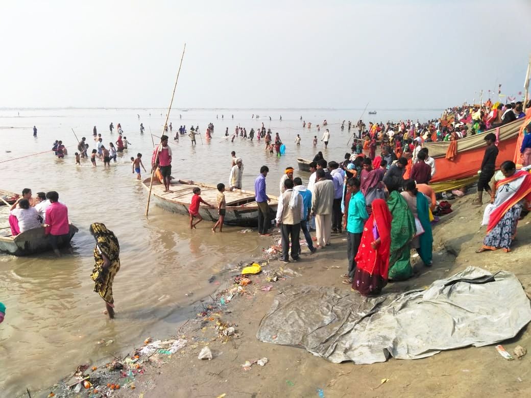 ढाईघाट में पौष पूर्णिमा पर्व पर गंगास्नान करते श्रद्धालु। संवाद