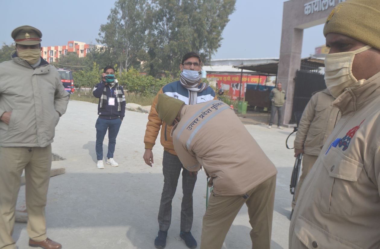कलक्ट्रेट में नामांकन के दौरान नामांकन फार्म लेने पहुंचे युवक की तलाशी लेते पुलिसकर्मी संवाद कलक्ट्रेट में नामांकन के दौरान नामांकन फार्म लेने पहुंचे युवक की तलाशी लेते पुलिसकर्मी संवाद